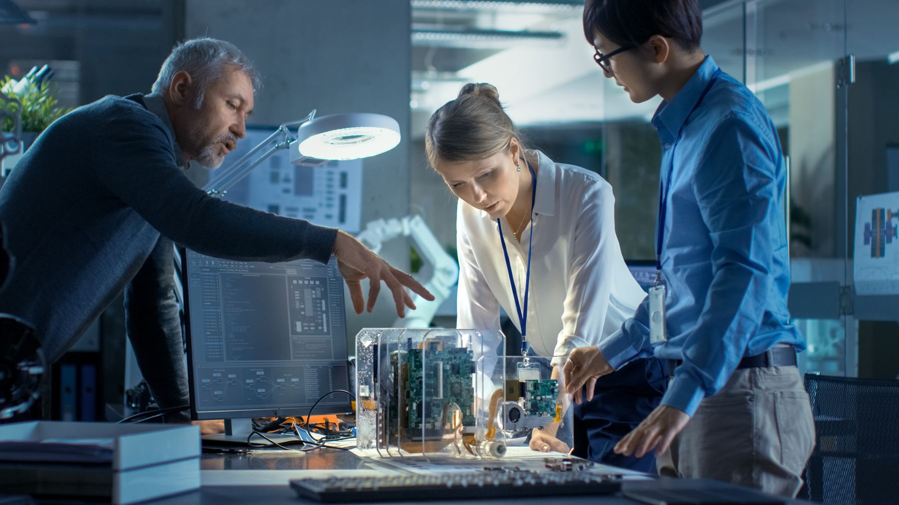 Equipo trabajando en un laboratorio de prototipos