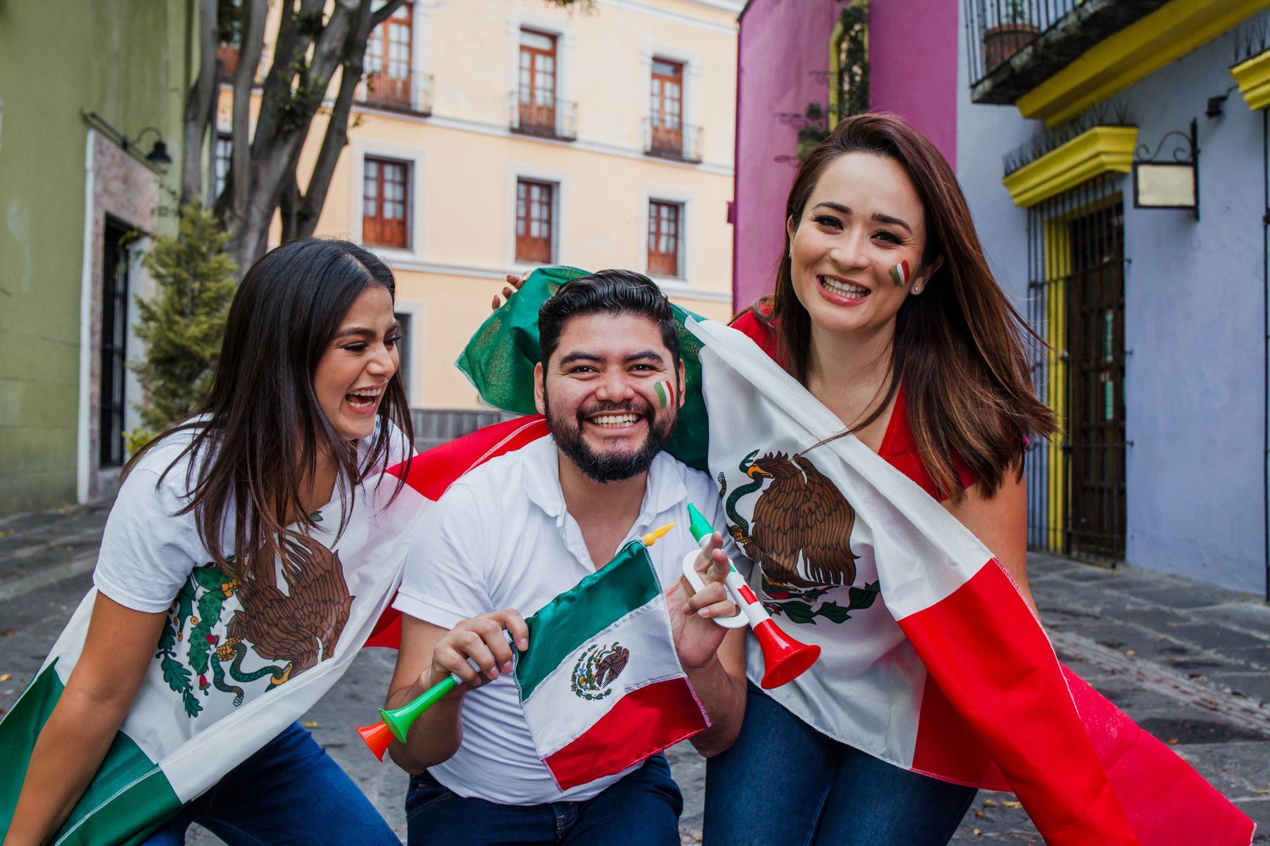 Jóvenes con la bandera de México