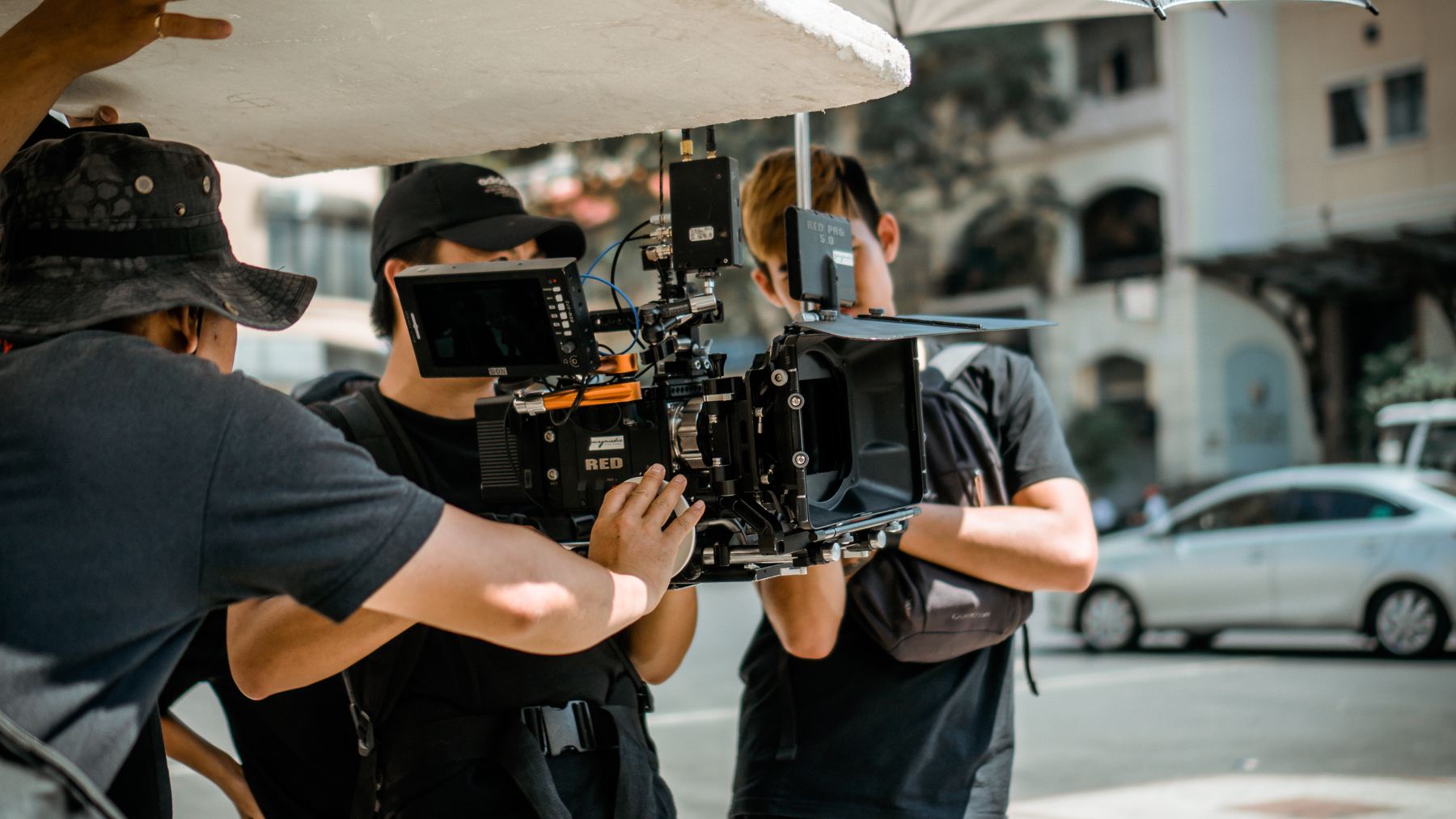 Equipo de rodaje filmando en exteriores